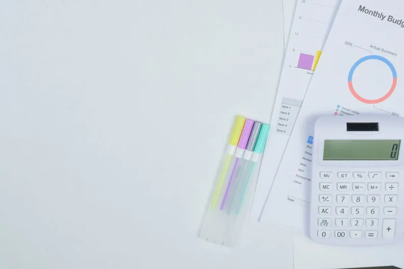 Une calculatrice et un tableau de trésorerie sur un bureau