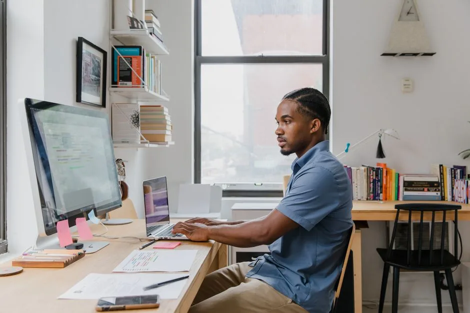 Un dirigeant utilise son logiciel de facturation sur son ordinateur